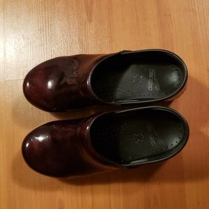 DANSKO Professional Metallic Patent Leather Burgundy Marble Clogs 38
